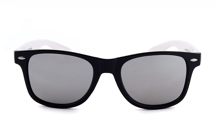 Wayfarer solbrille i sort og hvid med spejlglas - sunlooper.dk - billede 2