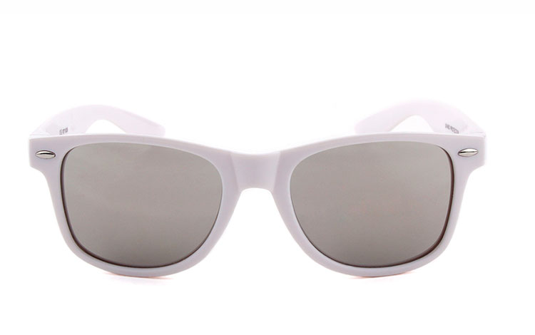 Wayfarer solbrille i hvid med sølvfarvet spejlglas - sunlooper.dk - billede 2
