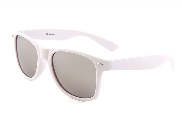 Wayfarer solbrille i hvid med sølvfarvet spejlglas