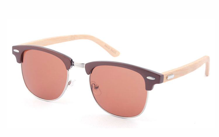 Brun solbrille med lyse bambusarme. Clubmaster design