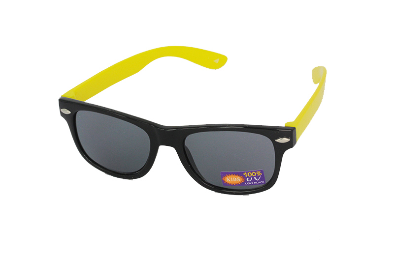 Børnesolbrille i sort med gule stænger