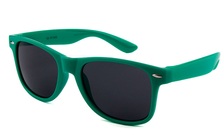 Solbrille i wayfarer design i grønt stel