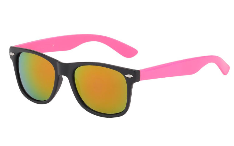 Wayfarer solbrille i mat sort med lyserøde stænger og multiglas