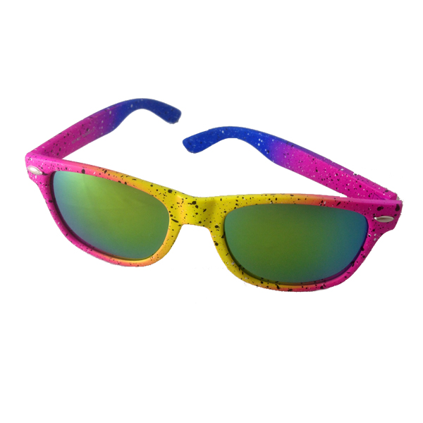 Neonfarvet solbrille i spraymalings look