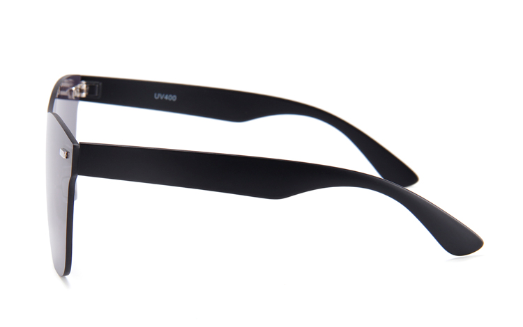 Flad one piece solbrille med mørke sorte glas - sunlooper.dk - billede 3