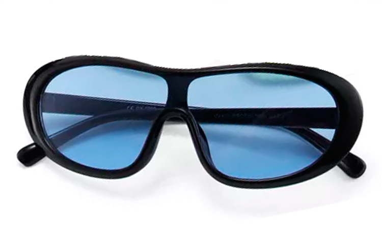 Fræk retro inspireret modesolbrille med ét glas med blå glas.