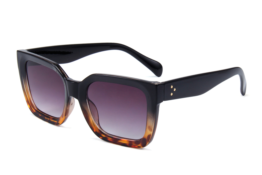 Stor fashion solbrille i stort bredt og kraftigt design.