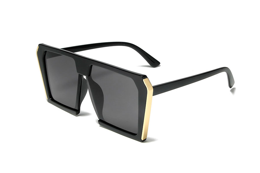 Stor sort solbrille i kantet design med fede guld detaljer