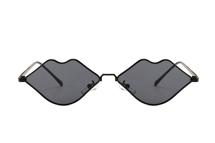 Fræk læbe solbrille i sort stel med mørke glas - sunlooper.dk - billede 2