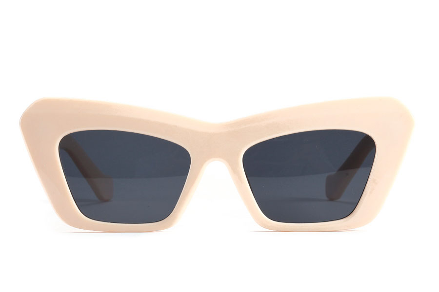 Cremefarvet cateye solbrille i kraftig stel design