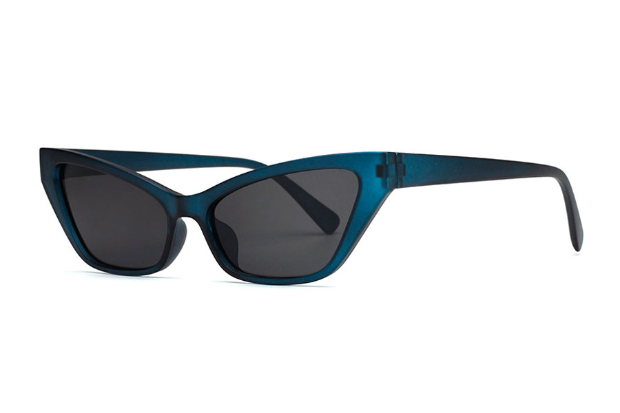 Smal kantet cateye solbrille i blåt mat halvtransparent design