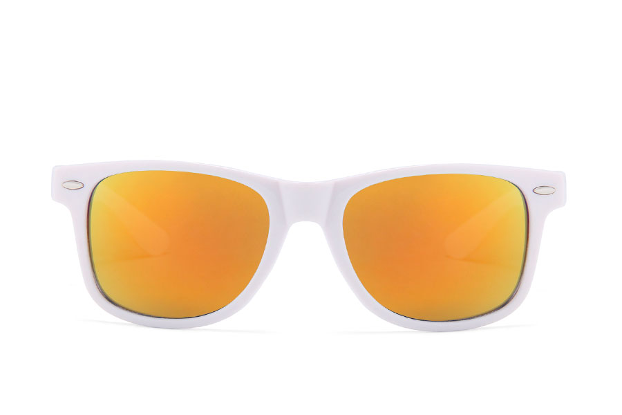 Hvid wayfarer solbrille med gul-orange spejlglas - sunlooper.dk - billede 2