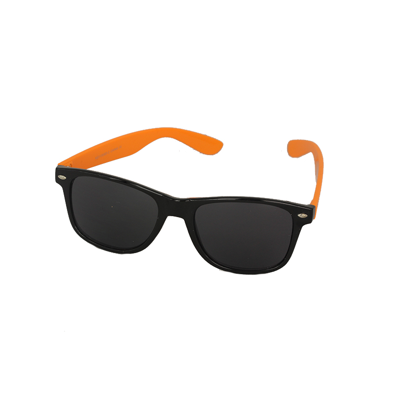Sort solbrille med orange stænger i wayfarer design