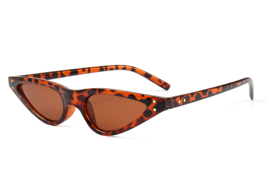 Spids og markant cat-eye solbrille i feminint design - Design nr. s3916