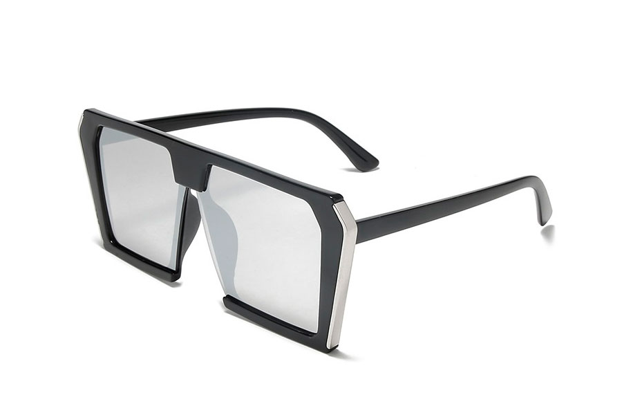 Stor sort solbrille i kantet design med fede sølv detaljer. - Design nr. s4076