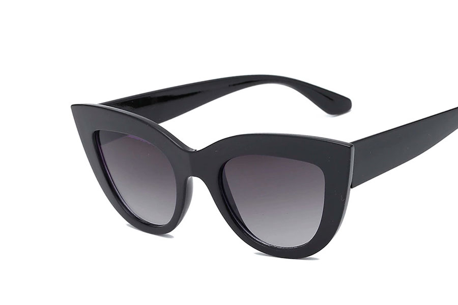 Cat-Eye solbrille i MAT sort stel med mørke grå-sorte glas - Design nr. s4157