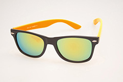 Wayfarer solbrille i mat sort med orange stænger og multiglas